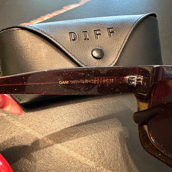 DIFF Eyewear Dani Sunglasses - CHESTNUT - Picture 6 of 12